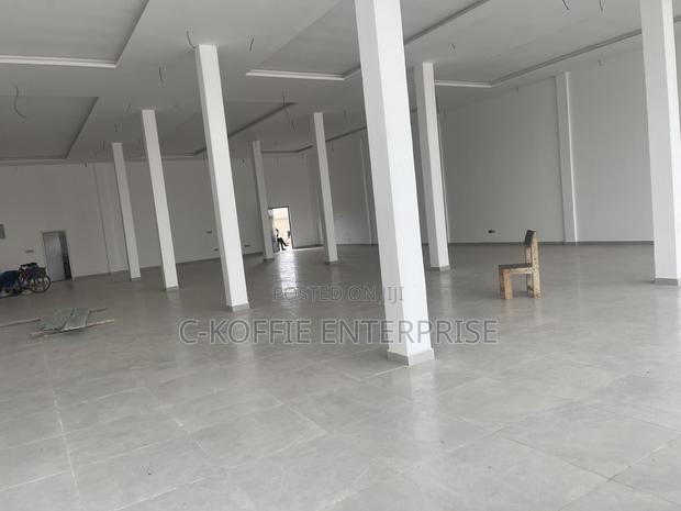 Showroom of 1,750 SQM at Spintex for Rent · Photo 5