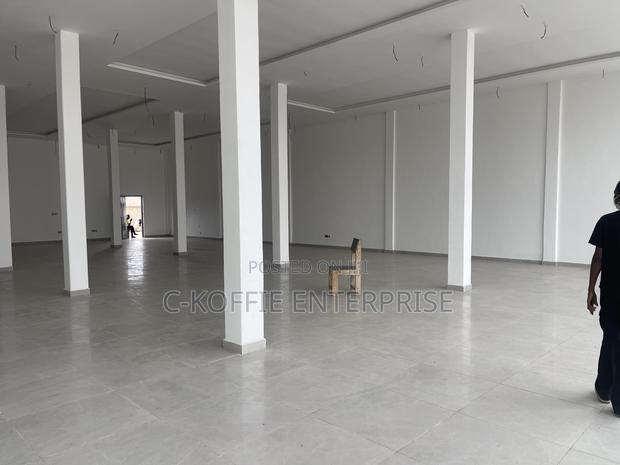 Showroom of 1,750 SQM at Spintex for Rent · Photo 3