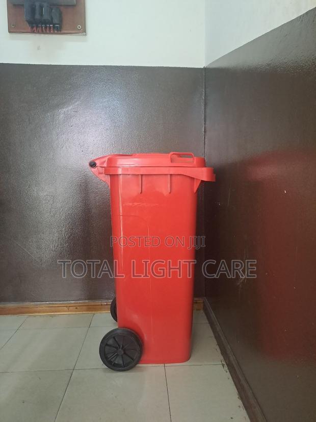 Dustbin/Wastebin With Wheels Small Size · Photo 1