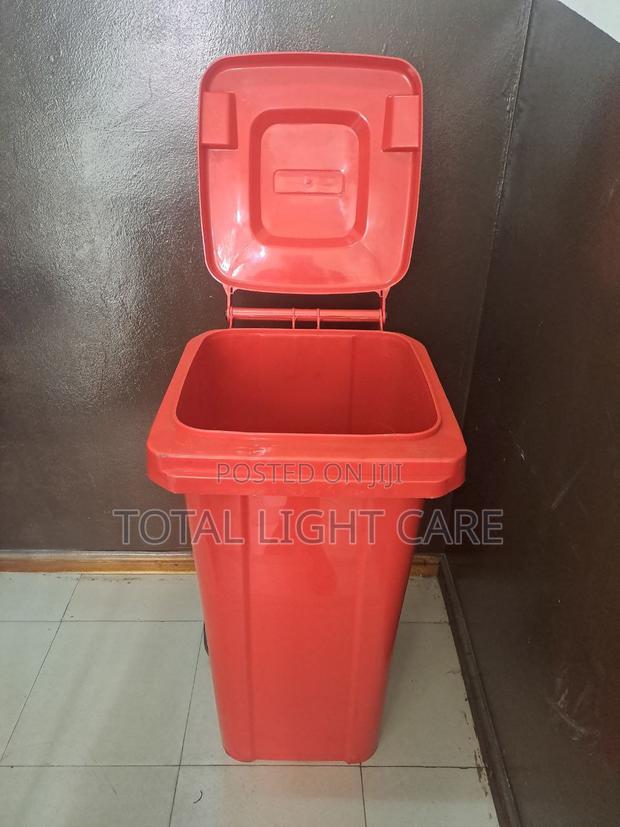 Dustbin/Wastebin With Wheels Small Size · Photo 4