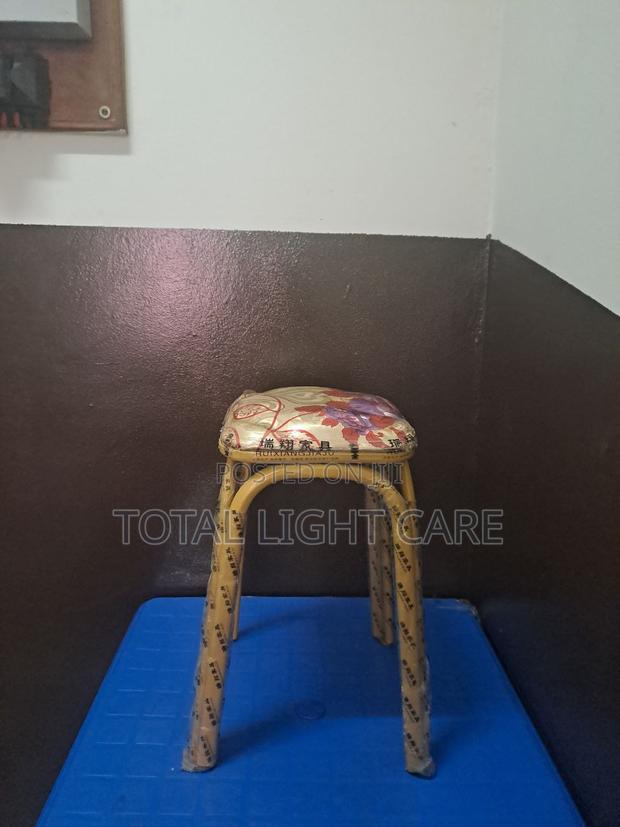 Metal Leg Sitting Stool · Photo 2