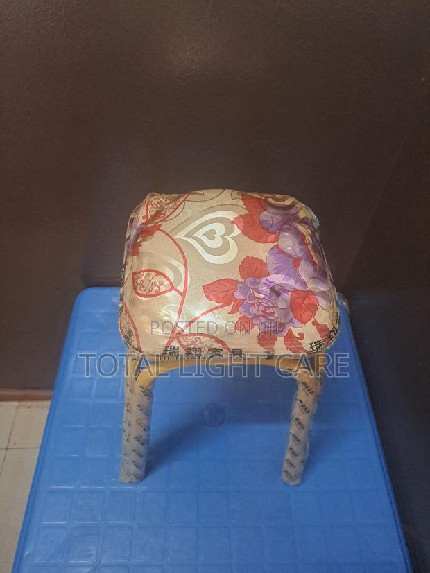 Metal Leg Sitting Stool · Photo 3