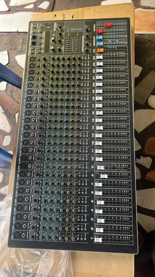 Yamaha SMX-2400 24channel Professional Mixer · Photo 1