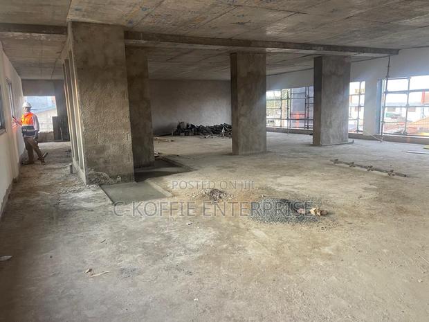 750 SQM Showroom at North Kaneshe Industrial Area for Rent · Photo 2