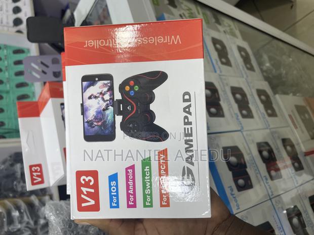V13 Wireless Bluetooth Gamepad With a Phone Holder · Photo 1