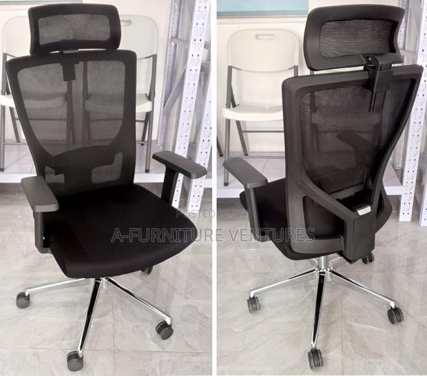 Comfortable Mesh Swivel Chair · Photo 1