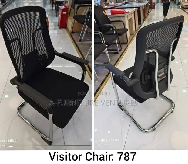 Comfortable Visitors Chair · Photo 1