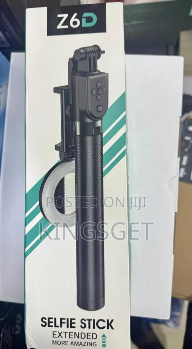 Z6d Selfie Stick Tripod With Light · Photo 1