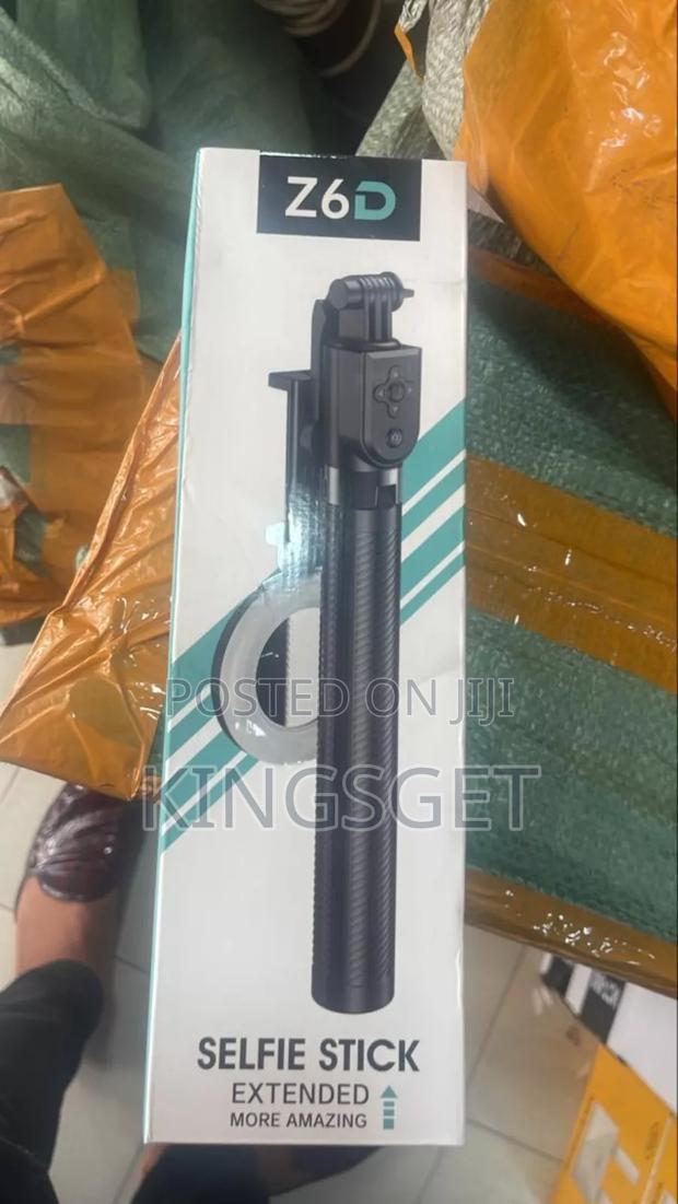 Z6d Selfie Stick Tripod With Light · Photo 2