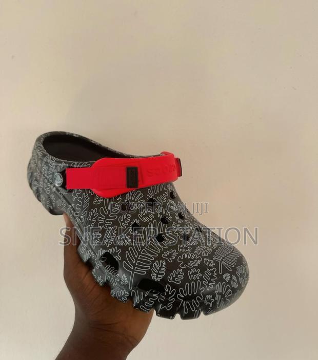 Original Iconic Crocs · Photo 2