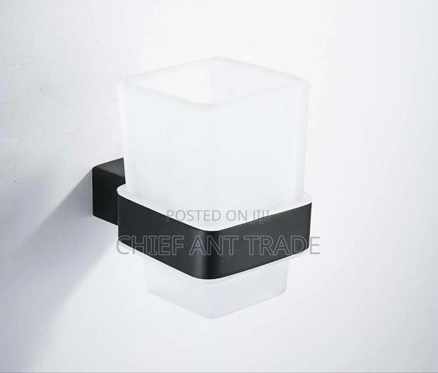 Solid Tooth Brush Holder · Photo 1
