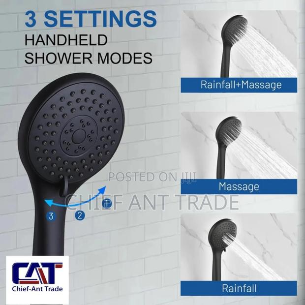 Round Shower Mike Hot and Cold · Photo 1