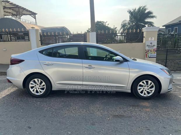 Hyundai Elantra SE 2019 Silver · Photo 4