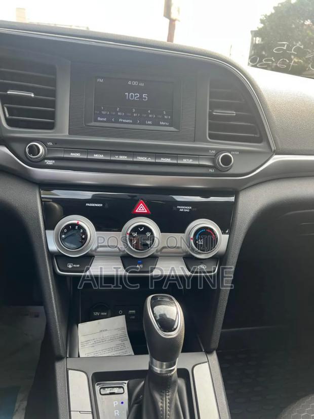Hyundai Elantra SE 2019 Silver · Photo 7
