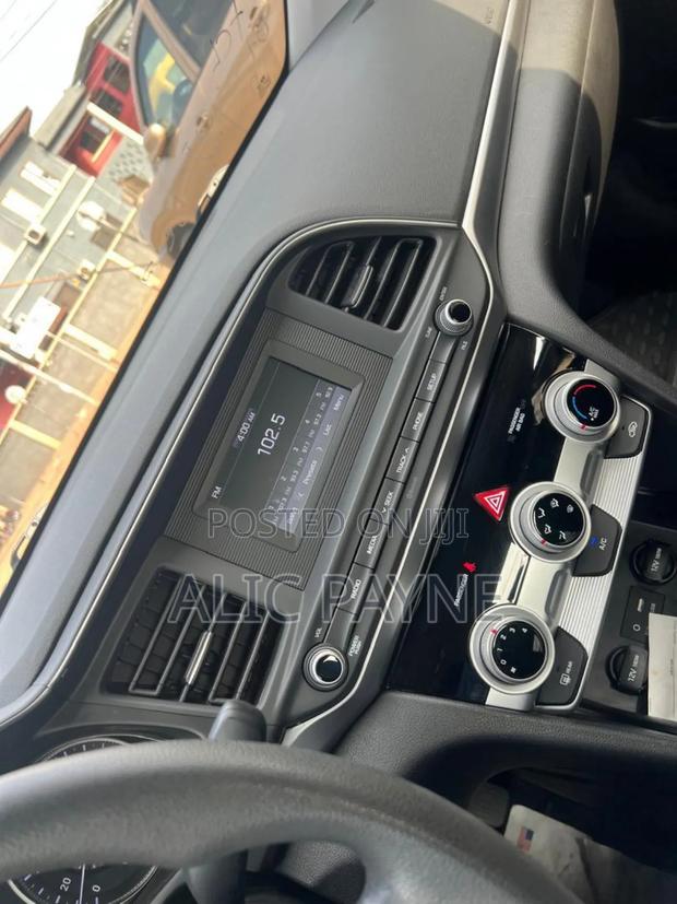 Hyundai Elantra SE 2019 Silver · Photo 8