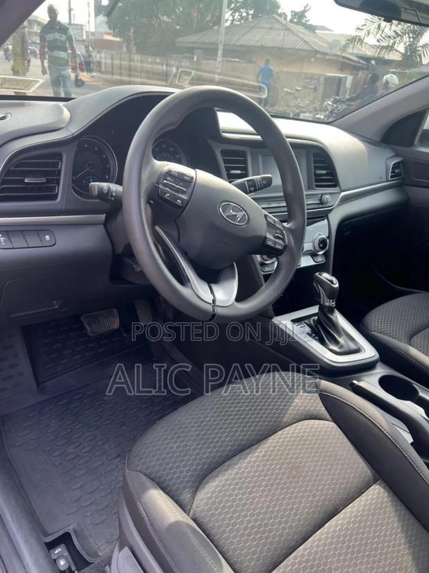 Hyundai Elantra SE 2019 Silver · Photo 6