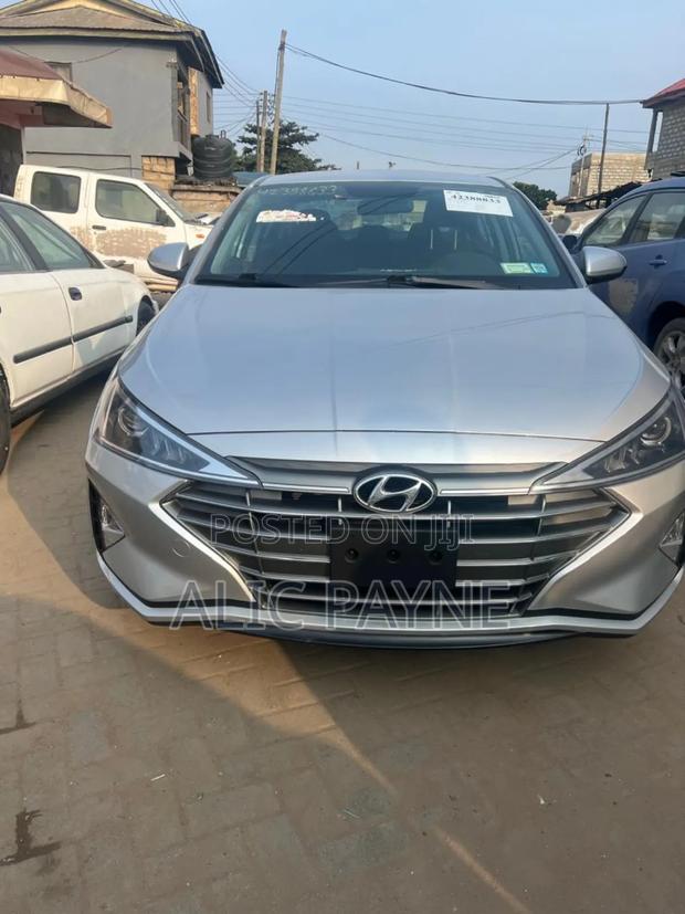 Hyundai Elantra SE 2019 Silver · Photo 2