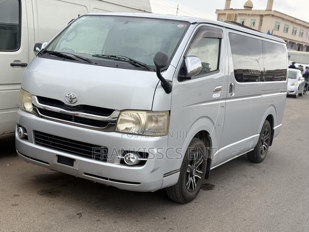 Toyota HiAce 2010 Grey · Photo 2