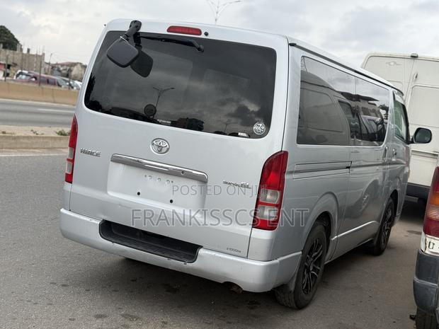 Toyota HiAce 2010 Grey · Photo 8