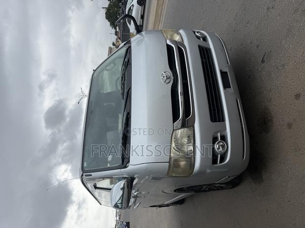 Toyota HiAce 2010 Grey · Photo 4
