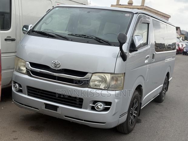 Toyota HiAce 2010 Grey · Photo 1