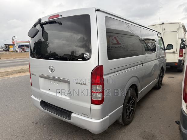Toyota HiAce 2010 Grey · Photo 3