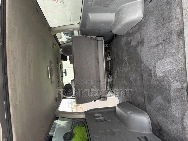 Toyota HiAce 2010 Grey · Photo 6