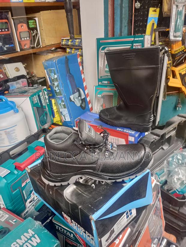 Safety Boots · Photo 1