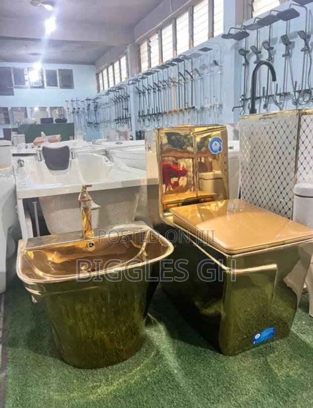 Gold Wc With Basin Complete Set · Photo 1