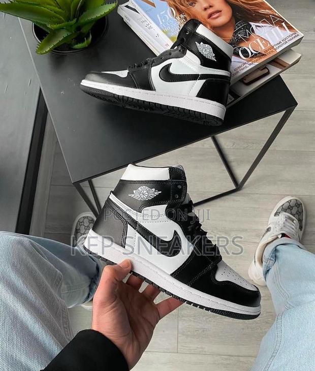 Jordan Air Jordan 1 Mid "Panda" · Photo 2