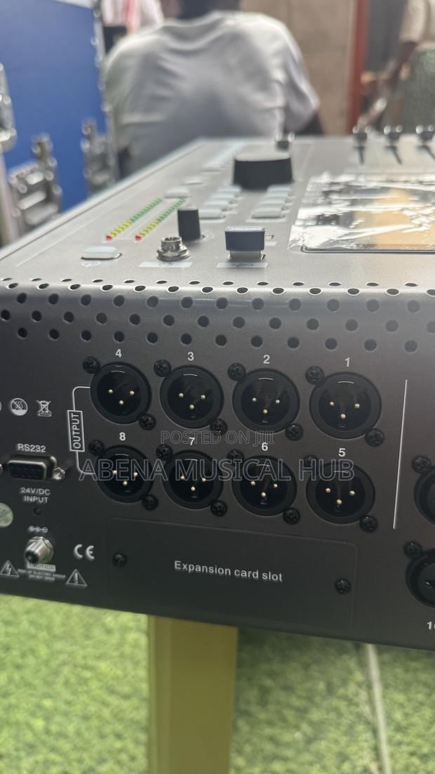 Mackie Digital Mixer Console 16 Channel · Photo 5