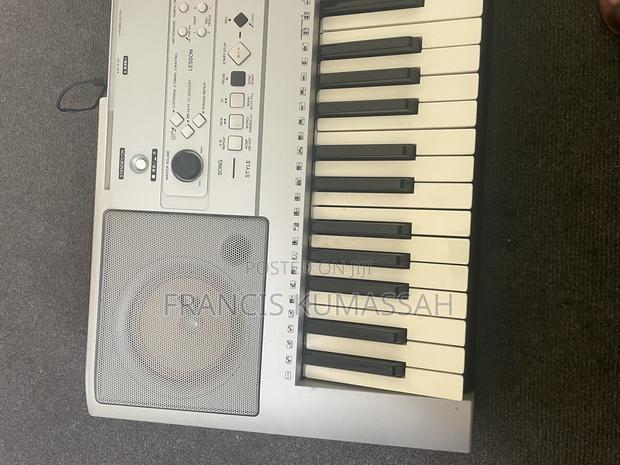 Yamaha PSR E323 · Photo 2