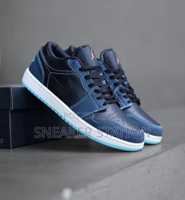 Air Jordan 1 Low Se Black Dark Obsidian · Photo 2