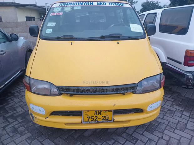 Toyota HiAce 2013 Orange · Photo 1