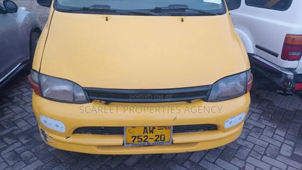 Toyota HiAce 2013 Orange · Photo 2