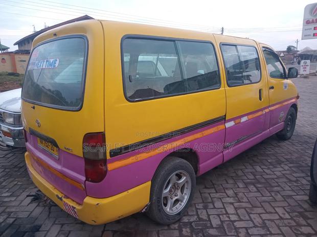 Toyota HiAce 2013 Orange · Photo 3
