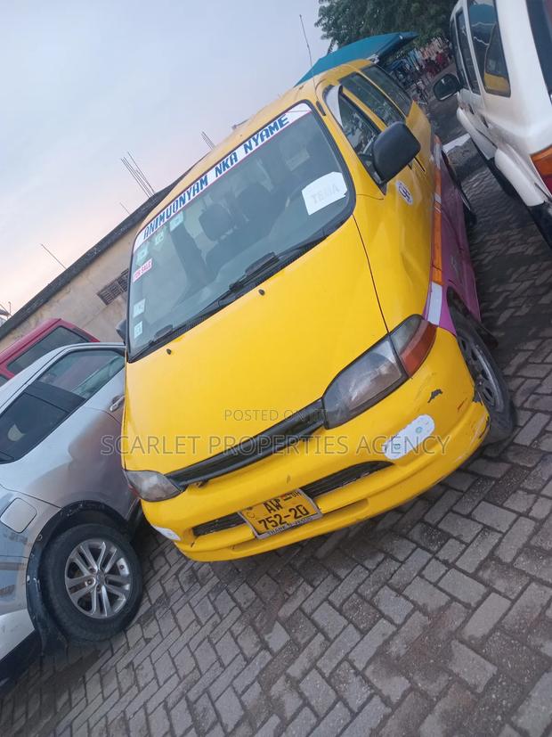 Toyota HiAce 2013 Orange · Photo 8