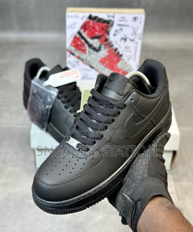 Nike Air Force 1 Unisex All Black · Photo 1