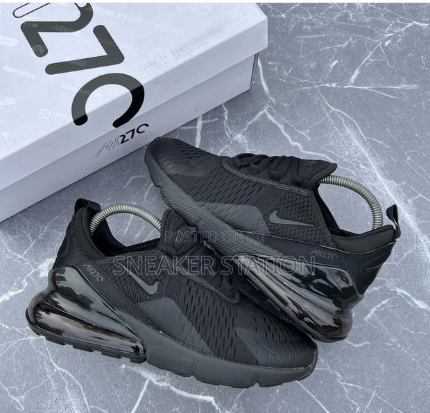 Nike Air Max 270 Triple Black · Photo 2