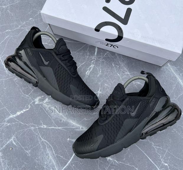 Nike Air Max 270 Triple Black · Photo 1