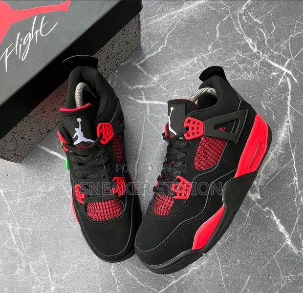 Air Jordan Retro 4 Thunder Fire · Photo 1