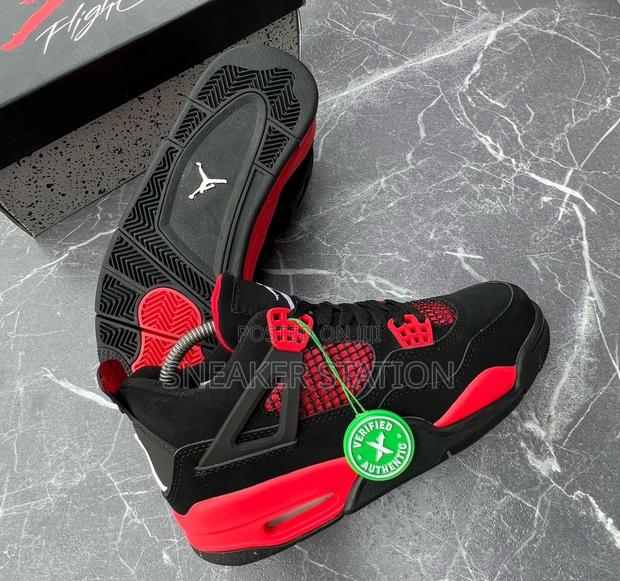 Air Jordan Retro 4 Thunder Fire · Photo 2