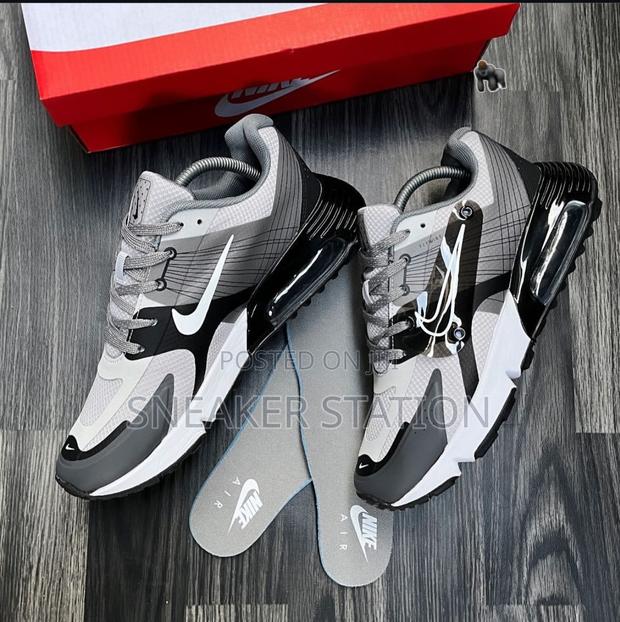 Nike Airmax Fly Wire Sneaker · Photo 2