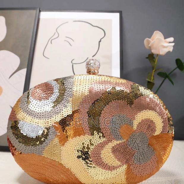 Sequined Floral Clutch · Photo 2