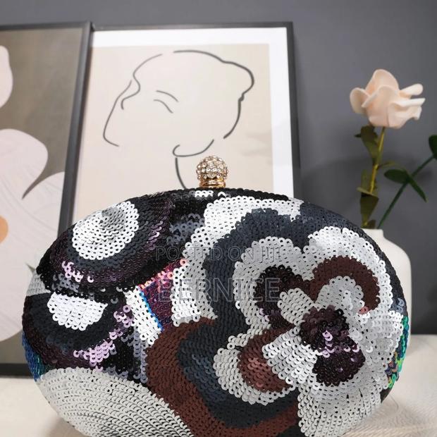Sequined Floral Clutch · Photo 3