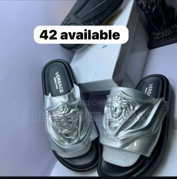 Bottega Vented, Dior N Versace Slides Available in Stock With Size · Photo 3