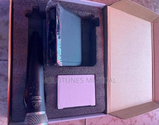 Behringer Ultralink Ulm300mic High-Performance Wireless Microphone · Photo 2