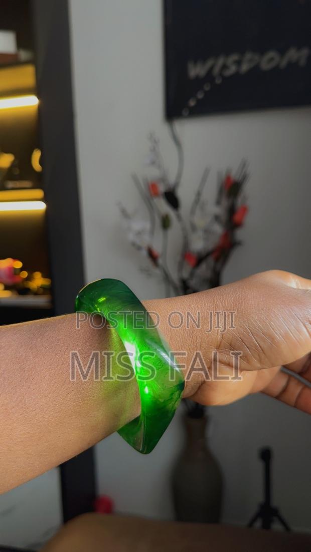 Light and Deep Green Resin Bangles · Photo 4