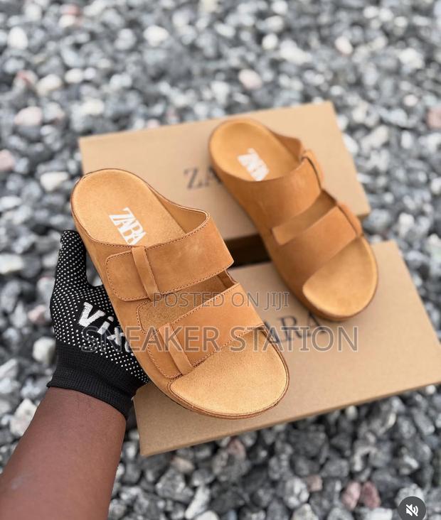 Authentic Zara Men’S Slides · Photo 1