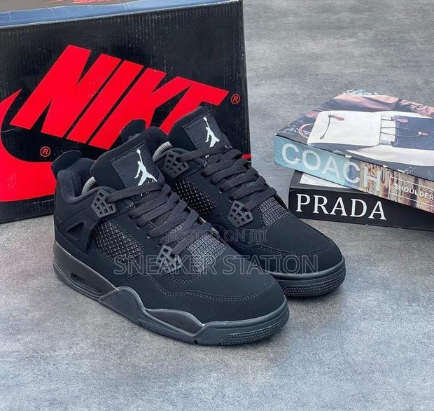 Air Jordan 4 Black Cat Available · Photo 1